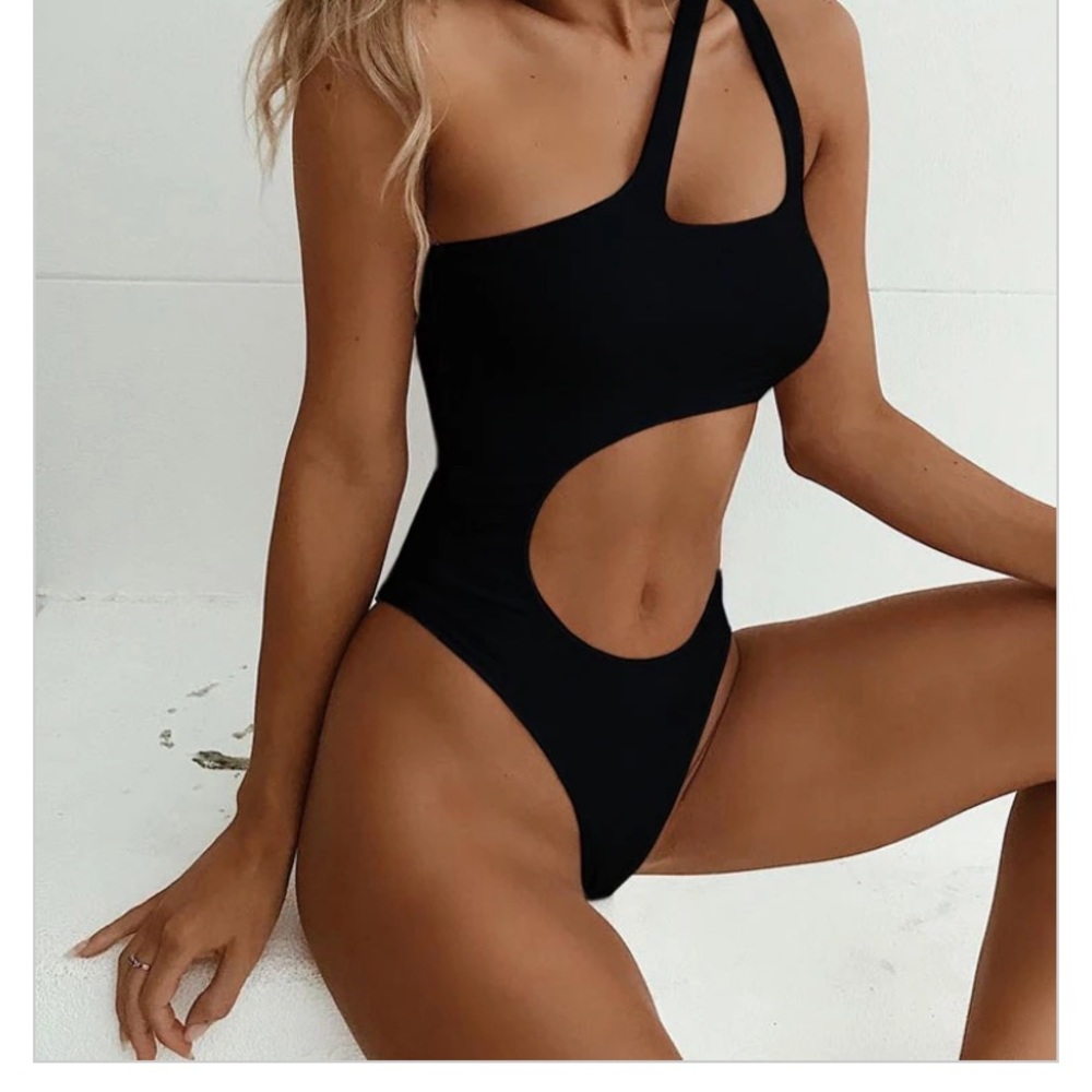 Bikinishe black one shoulder one piece
